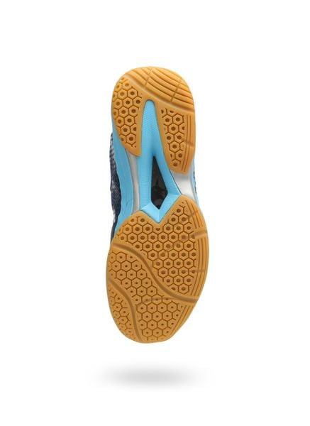 Vệ sinh đế giày thể thao để tăng độ bám